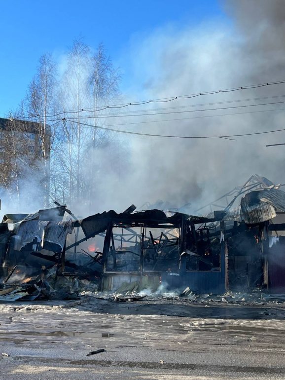 В автосервисе в Буграх из-за пожара обвалилась крыша