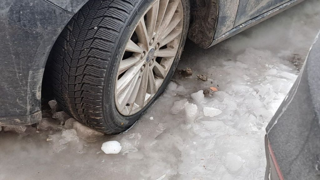 Машины в Петербурге вмерзли в лед