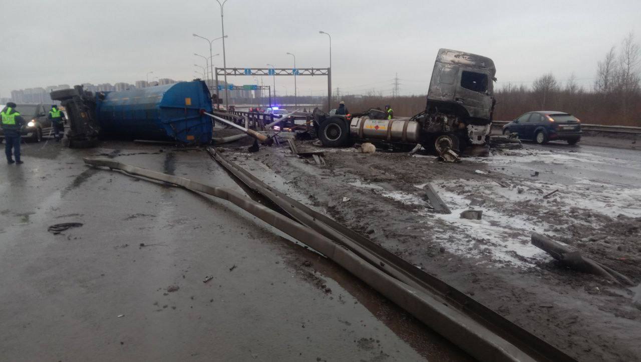 Сгоревшая фура перекрыла дорогу у Меги Парнас, водитель погиб - Мойка78.ру﻿  Новости СПб