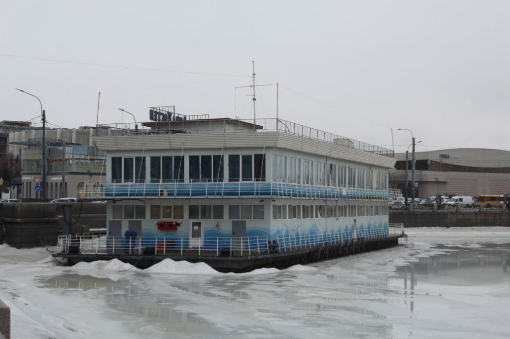 Из подтопленных помещений «Аквахостела» у Тучкова моста откачивают воду