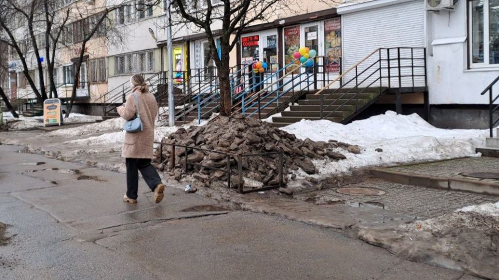 Грязь и оттепель превратили Петербург в серый город