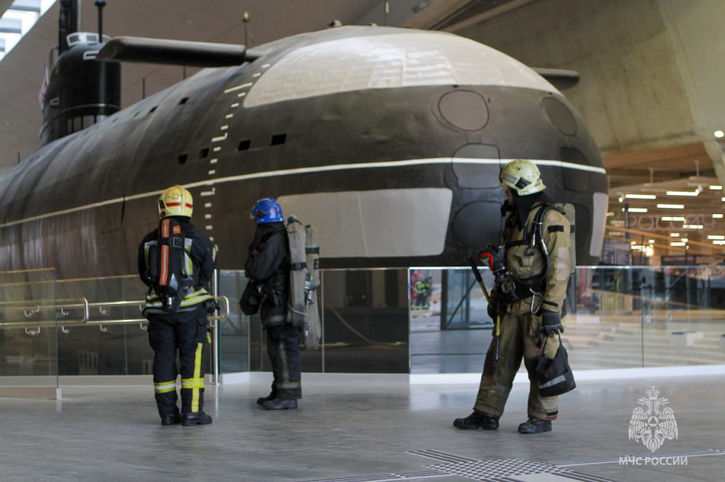 Спасатели учились тушить пожар в Музее военно-морской славы