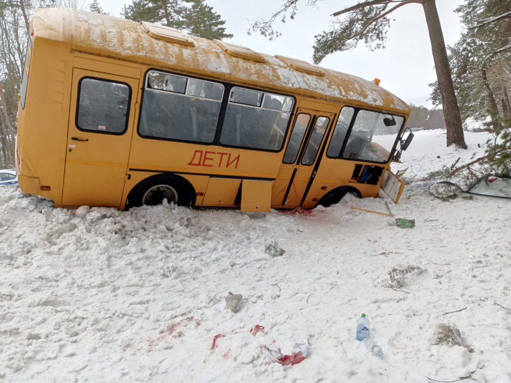 Попавшего в ДТП со школьным автобусом водителя грузовика арестовали