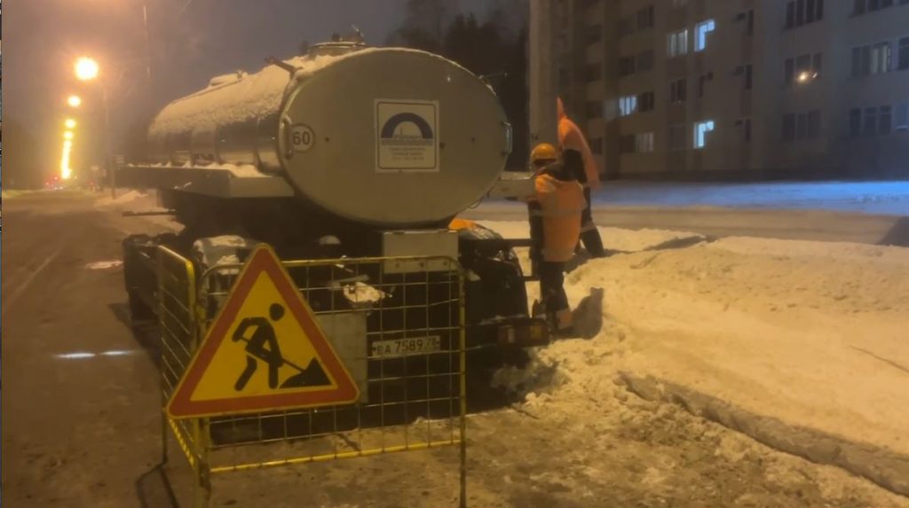 Водоканал промыл трубы в Ломоносове и обещает перерасчет