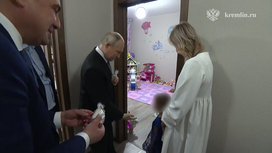 Маленькая тулячка рассказала стих Путину и подарила победного зайчика