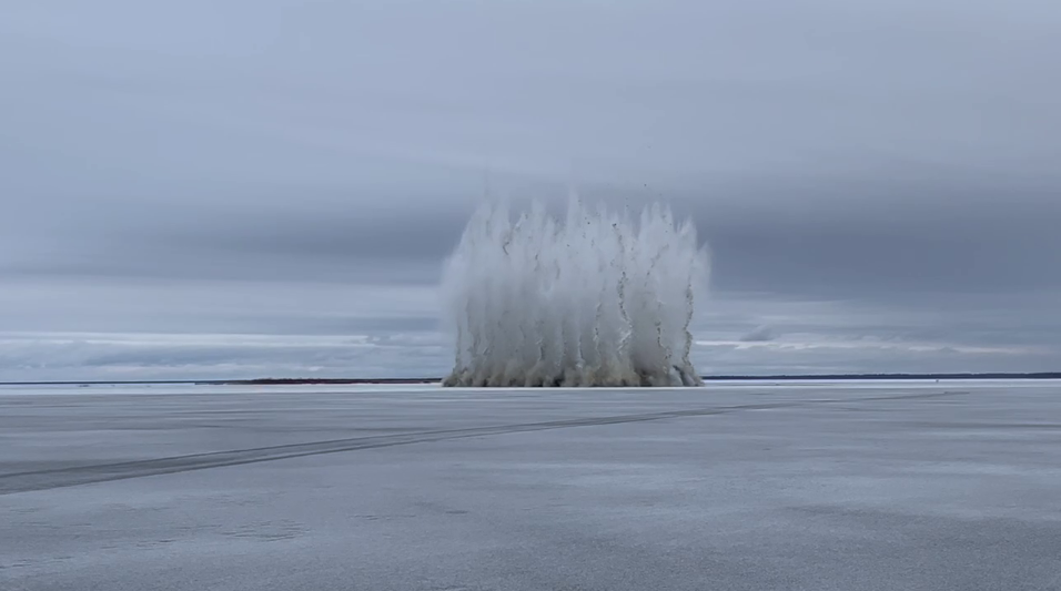Подрыв льда на реке Свирь попал на видео