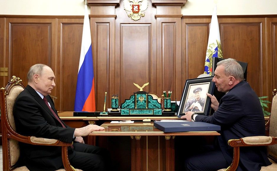Глава Роскосмоса Борисов подарил Путину портрет Гагарина