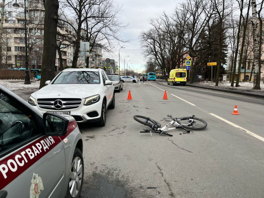 Росгвардейцы нашли на Крестовском лежащего на проезжей части велосипедиста с травмами