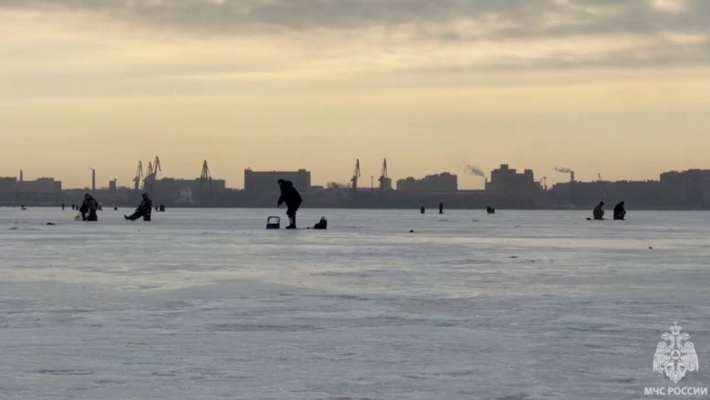 МЧС запретило петербуржцам выходить на лед 
