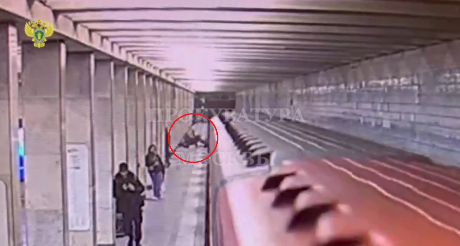Столкнувшему экс-возлюбленную под поезд в метро Москвы предъявили обвинение