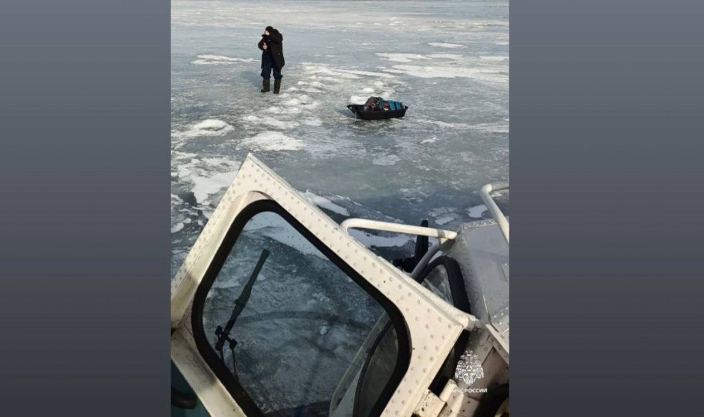 Со льда Финского залива спасатели эвакуировали 15 рыбаков
