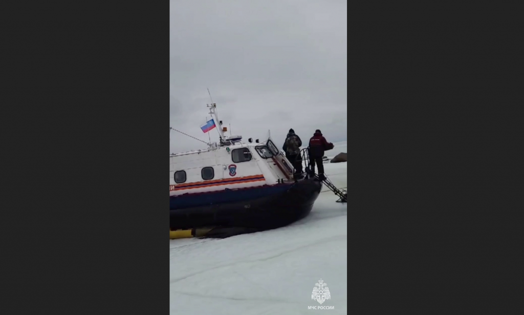 С отколовшейся льды в Финском заливе спасли 15 рыбаков