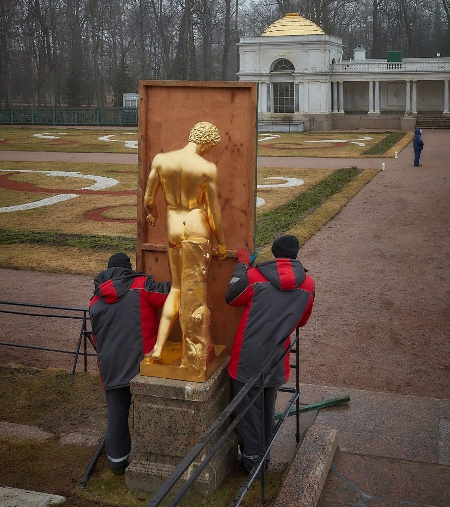 Скульптуры Большого Каскада Петергофа вынули из ящиков
