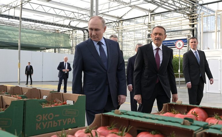 Путин рассмешил работников теплицы на Ставрополье шуткой про закуску
