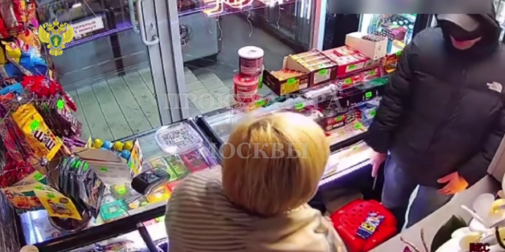 В Москве продавщица выбила нож из рук мужчины с чулком на голове