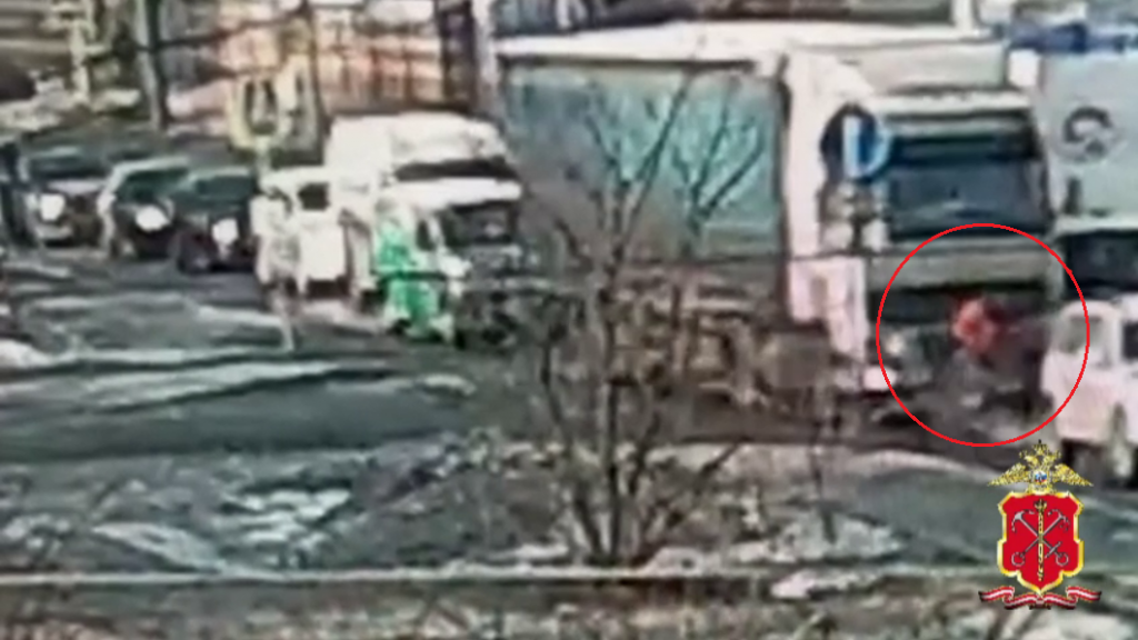 Полиция показала, как курьер погиб под колесами грузовика на Грибакиных