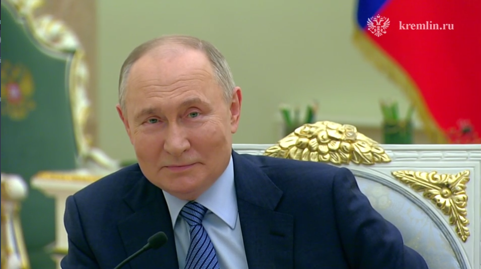 Путин поздравил работников соцзащиты с праздником