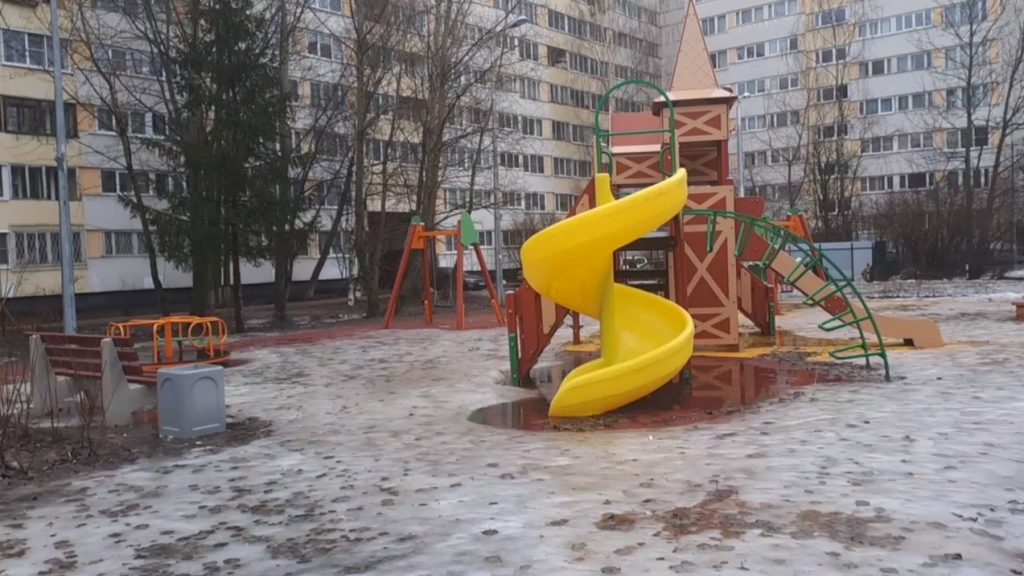 Детские площадки в Выборгском районе погрузились в воду и тишину