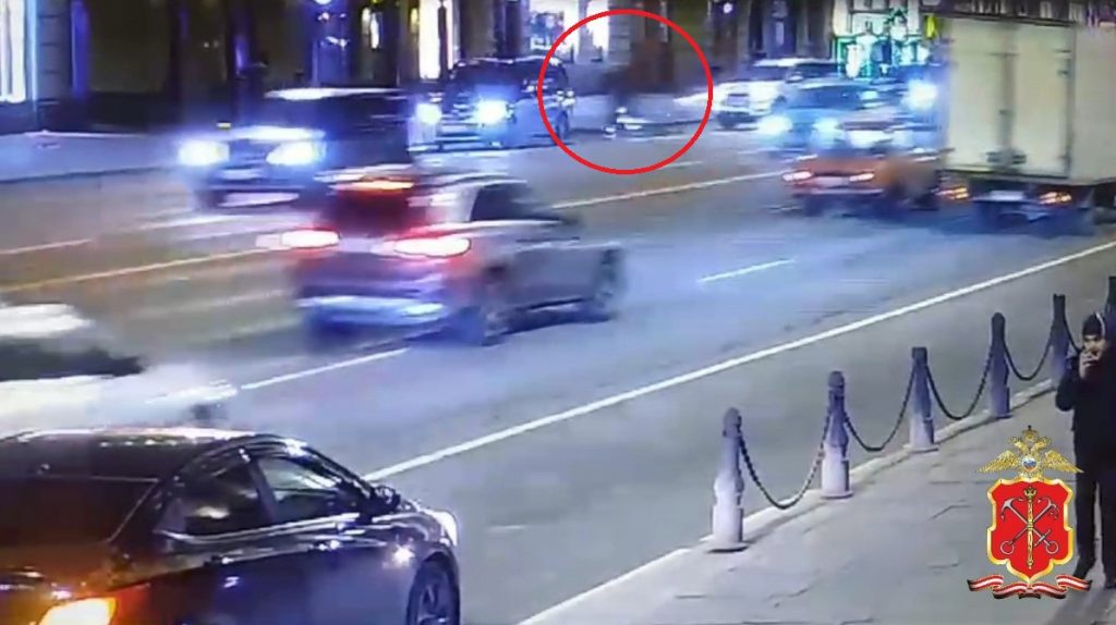 Появилось видео ДТП с мотоциклистом, влетевшим в Mercedes на Невском