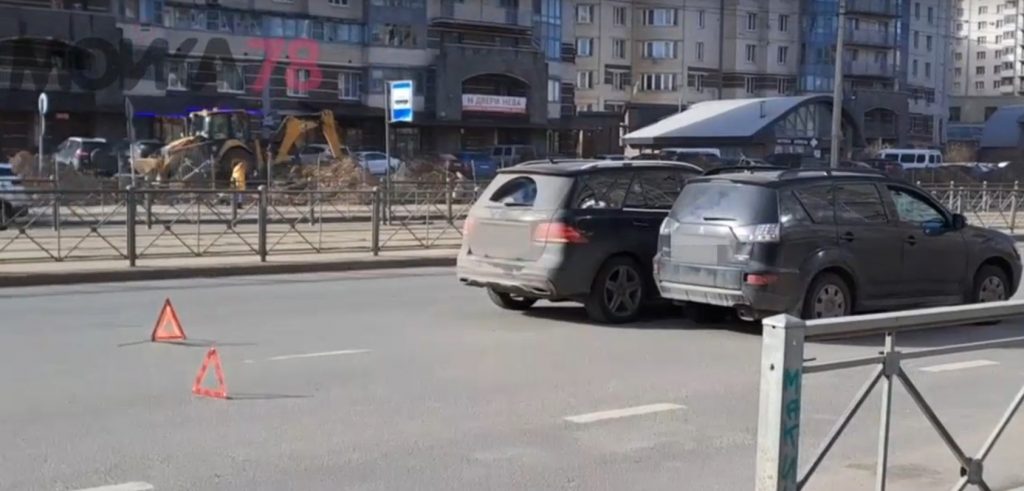 На Луначарского посреди дороги прижались друг к другу две легковушки 