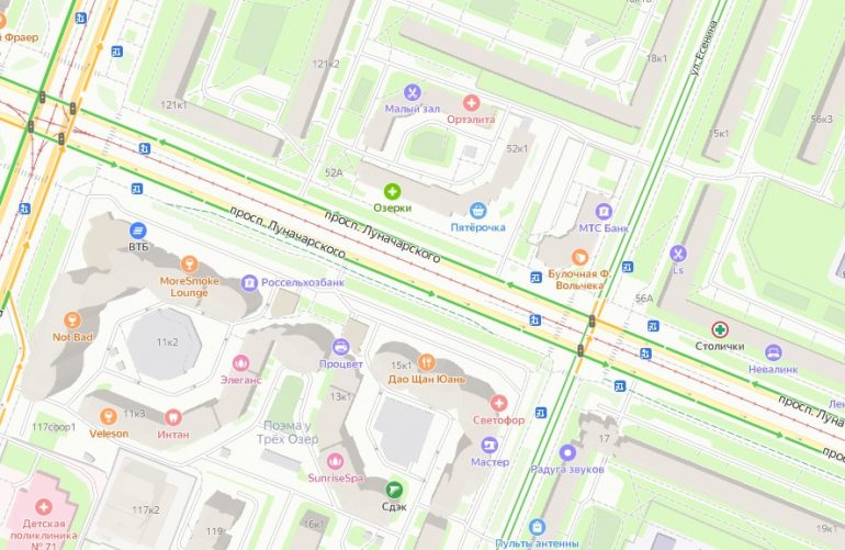 На Луначарского посреди дороги прижались друг к другу две легковушки