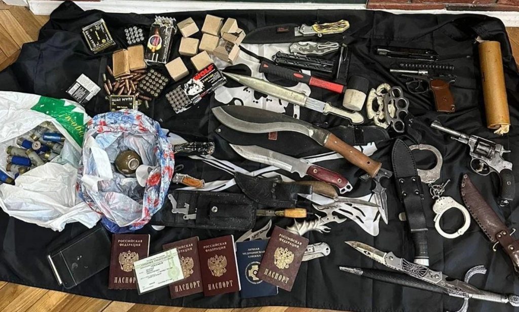 У судимого петербуржца в квартире нашли оружейный схрон и несколько паспортов