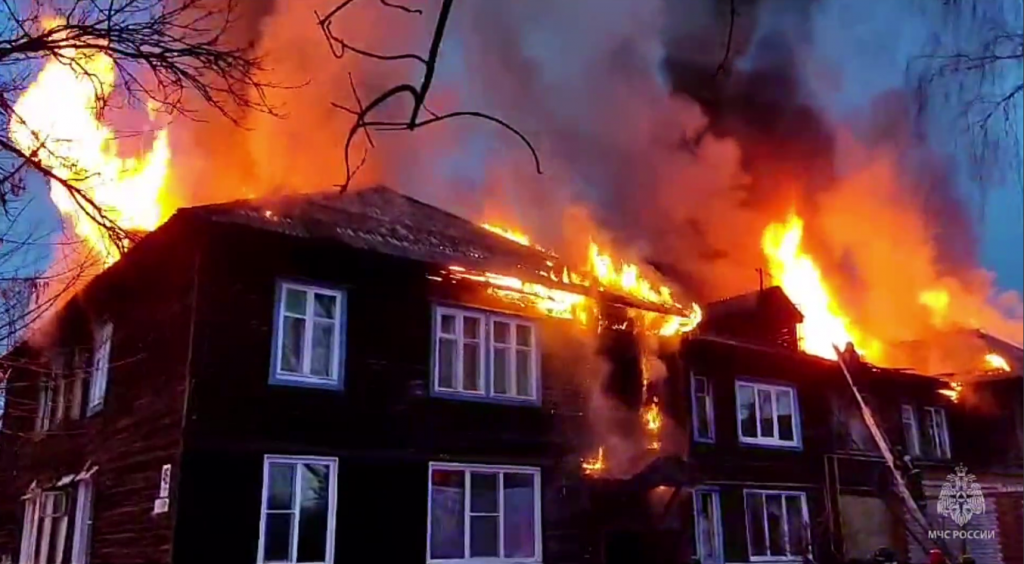 В Рязани на 300 &#171;квадратах&#187; горит деревянный дом