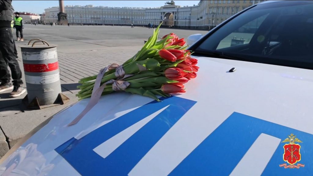 На Дворцовой ГИБДД с тюльпанами останавливала женщин за рулем