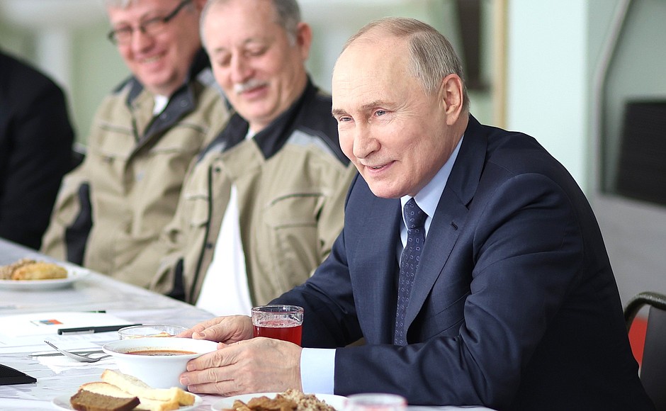 Путин рассмешил работников теплицы на Ставрополье шуткой про закуску