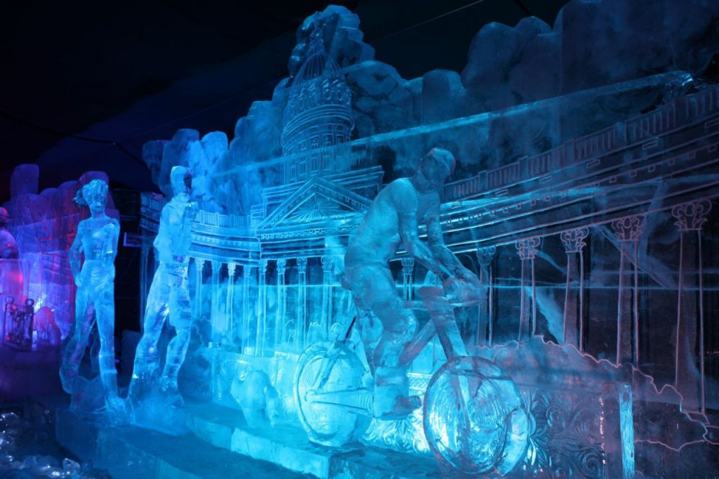 На фестиваль льда в Нарышкин бастион очередь, а внутри красота