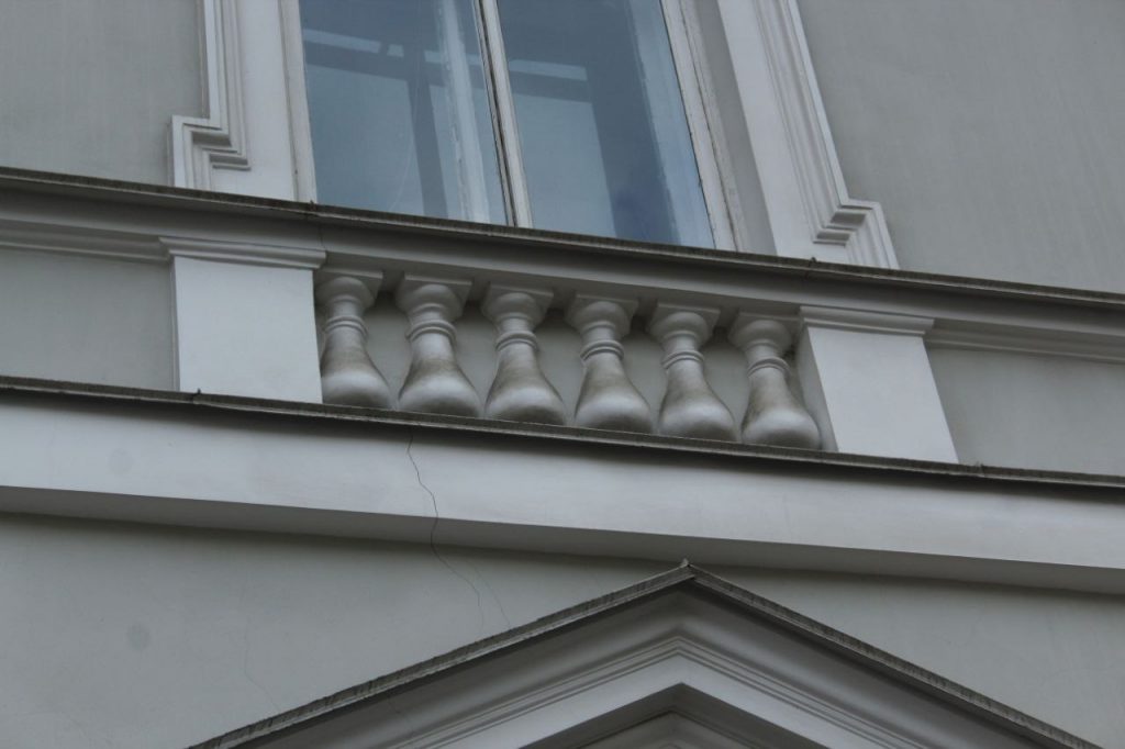 Пыльные фасады домов в центре Петербурга снимут на память туристы