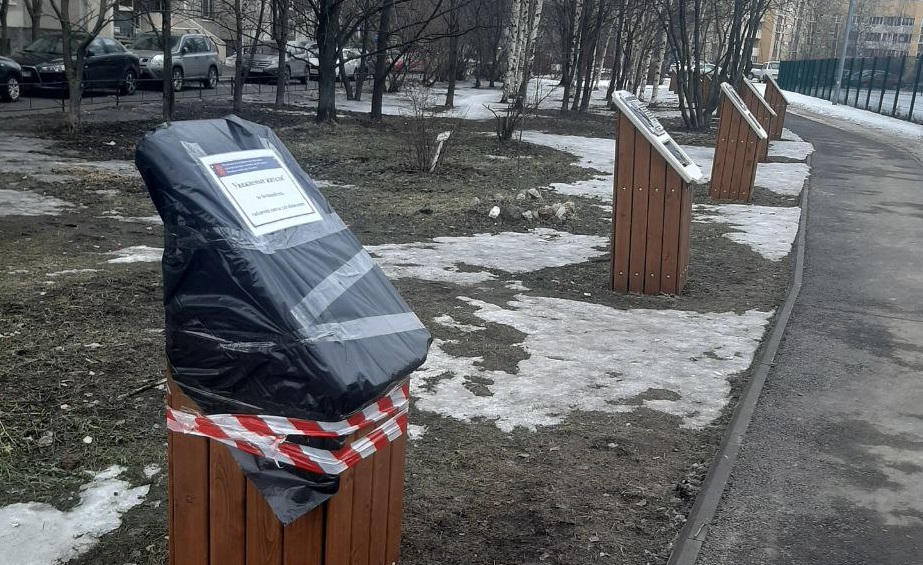 Аппарат Бондаренко счел провокационными вопросы о блокадных тумбах в Коломягах