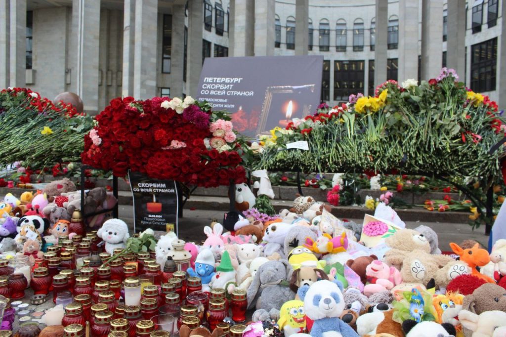Мемориалы жертвам теракта в Крокусе у здания РНБ и на Стрелке В.О. разрастаются