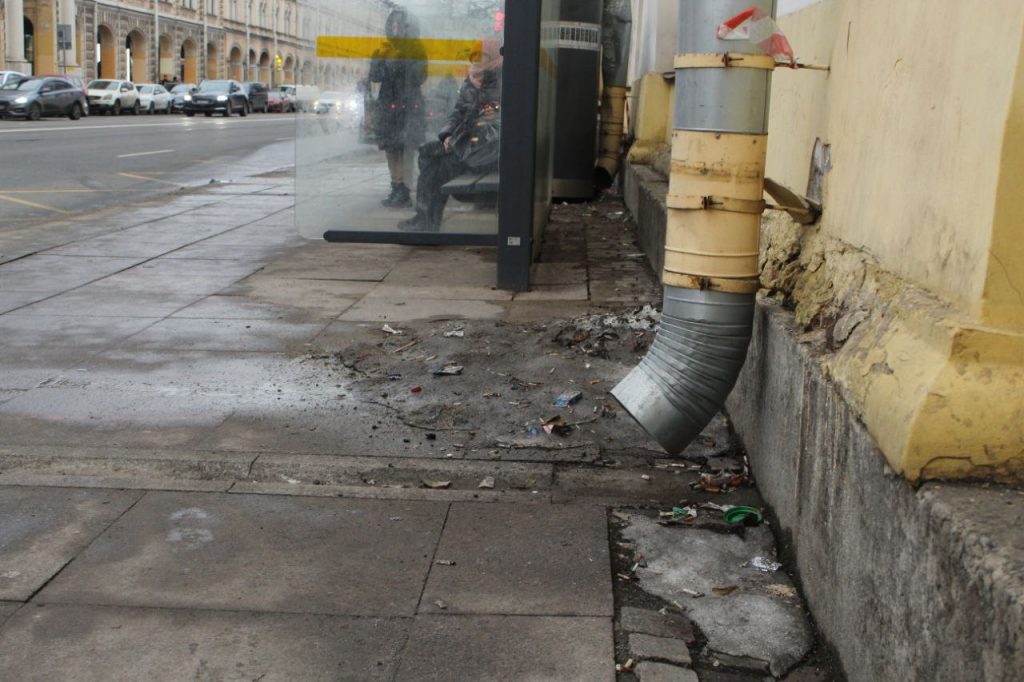 Снег и лед сошли, вылез мусор на улицах Петербурга
