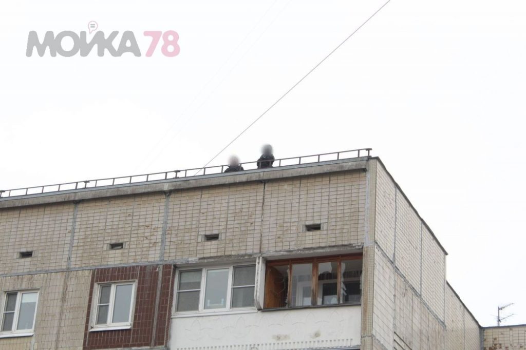 Силовики рассредоточены по крышам домов на Пискаревском