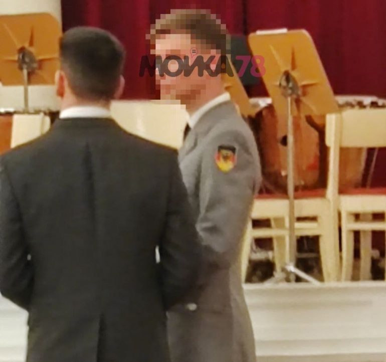 По филармонии ходит молодой человек в кителе бундесвера