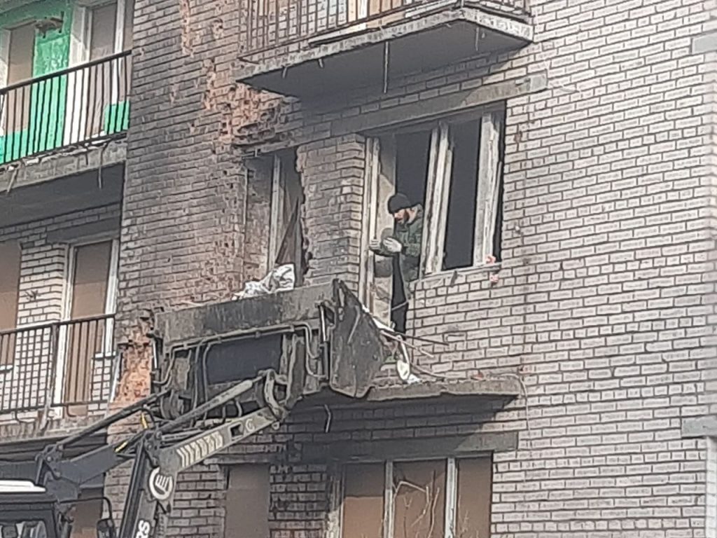 Окна поврежденных домов на Пискаревском заделали фанерой