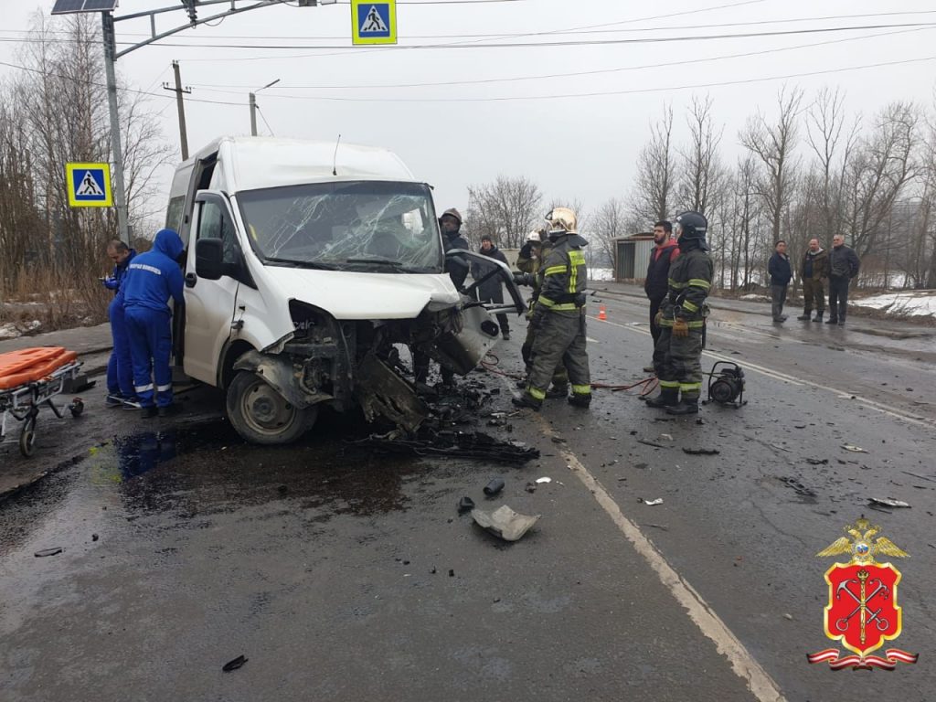 В Ленобласти пять человек пострадали в ДТП с микроавтобусом и двумя легковушками