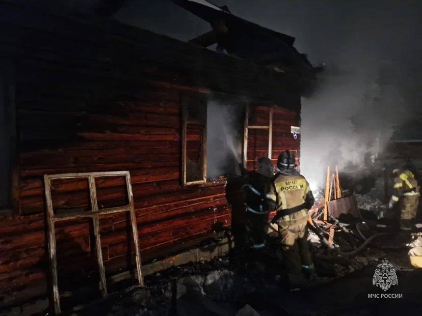 На Алтае двое запертых в доме детей погибли в пожаре