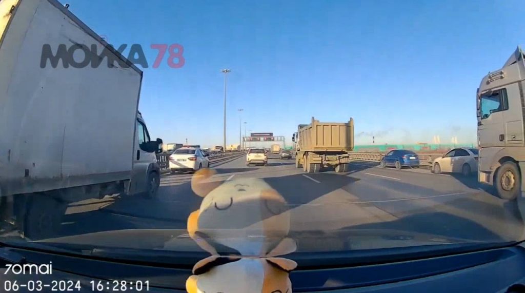 ДТП с фургоном затормозило внешний КАД от Московского шоссе