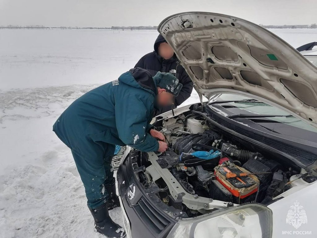 На Алтае спасли многодетную семью из Монголии, замерзавшую из-за поломки машины