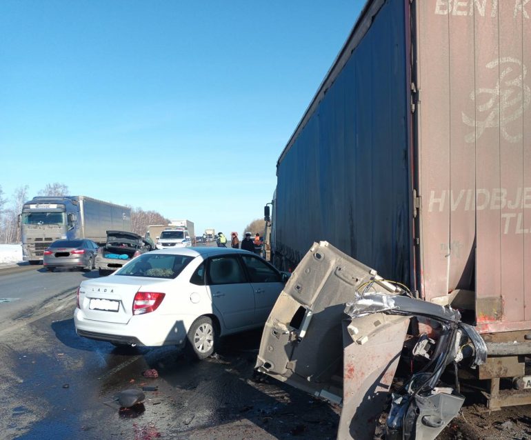 Под Пензой двое погибли в искореженной после ДТП машине