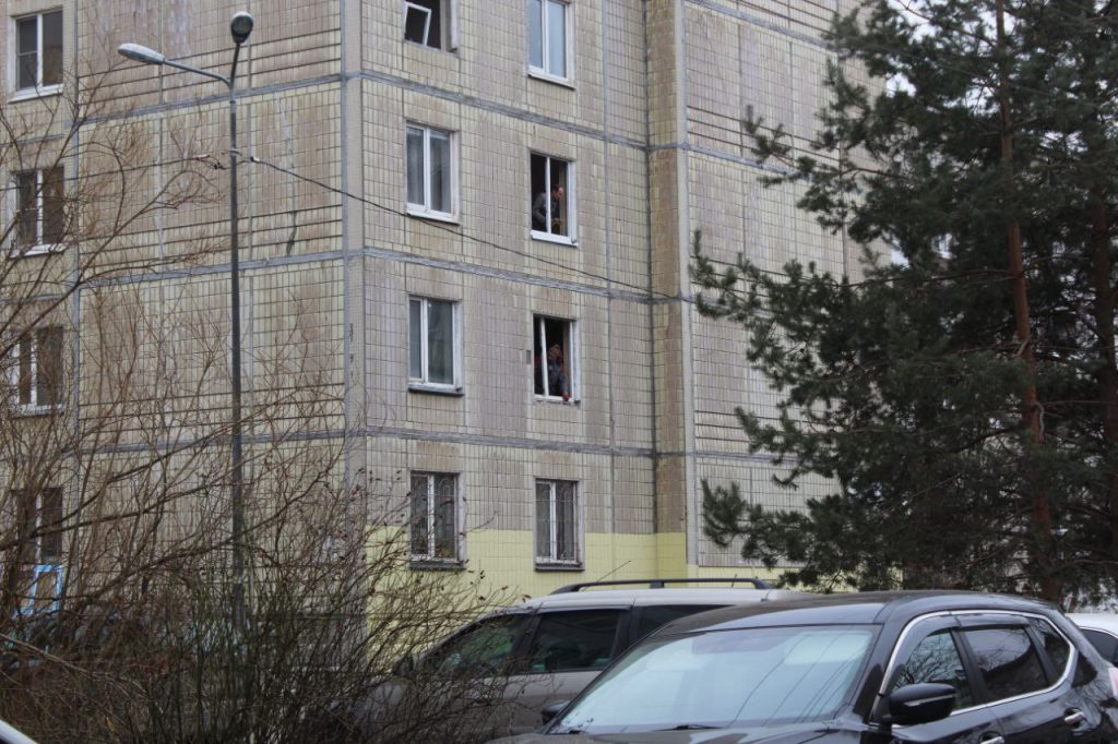 Жильцам домов на Пискаревском начали вставлять новые окна