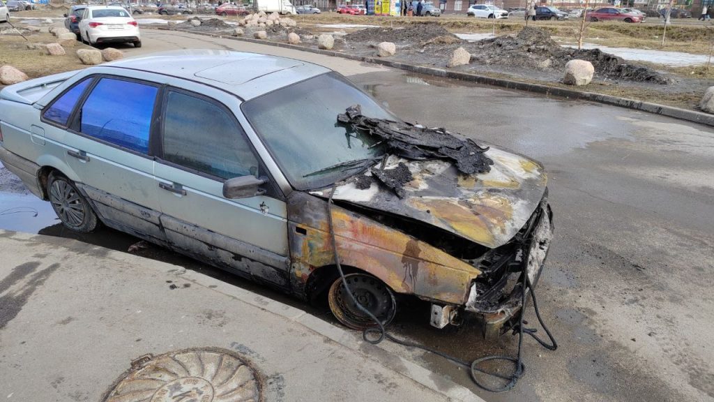 Старенький Volkswagen Passat сгорел на перекрестке в Мурино 
