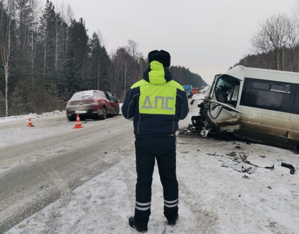 На Урале в ДТП с микроавтобусом погибли двое