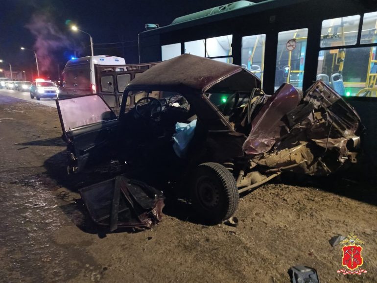 На юго-западе Петербурга в массовом ДТП погиб 20-летний водитель