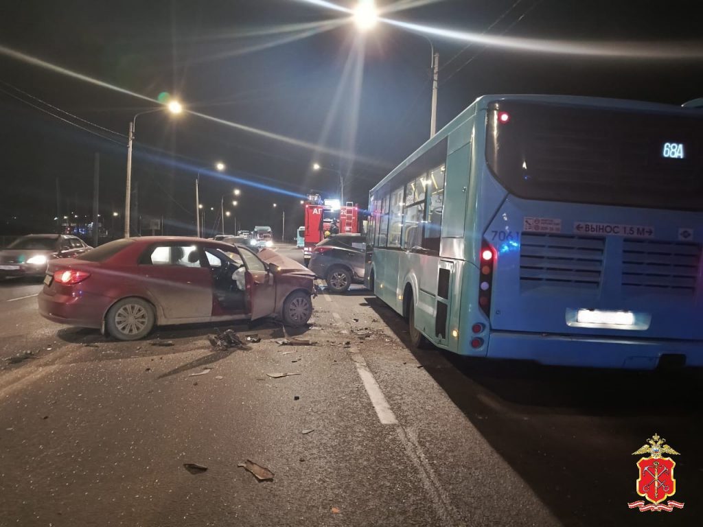 На юго-западе Петербурга в массовом ДТП погиб 20-летний водитель
