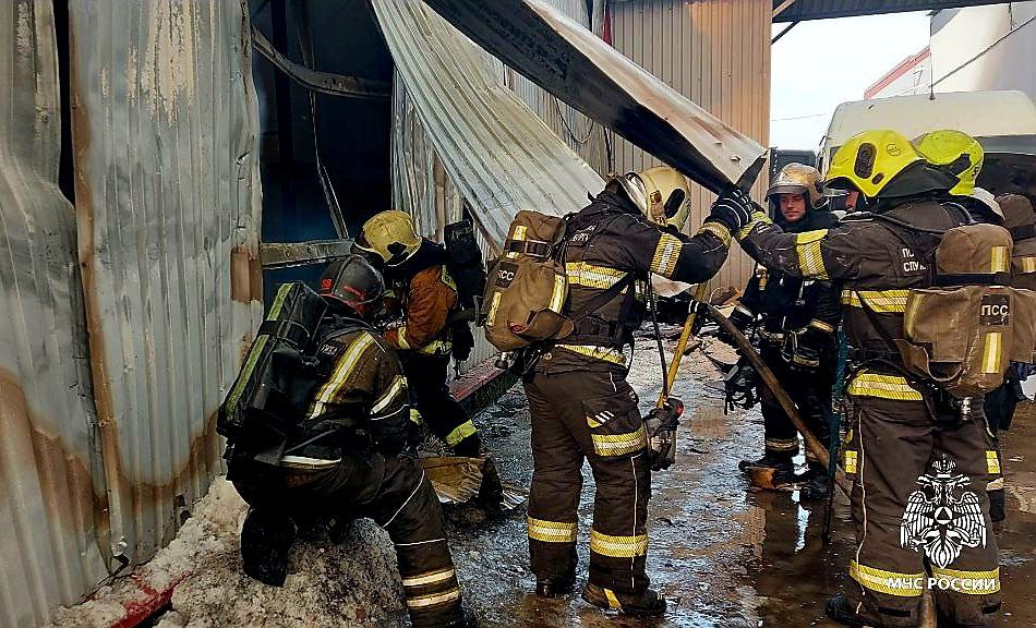 Паллеты в Грузовом проезде спасатели потушили спустя 3 часа 
