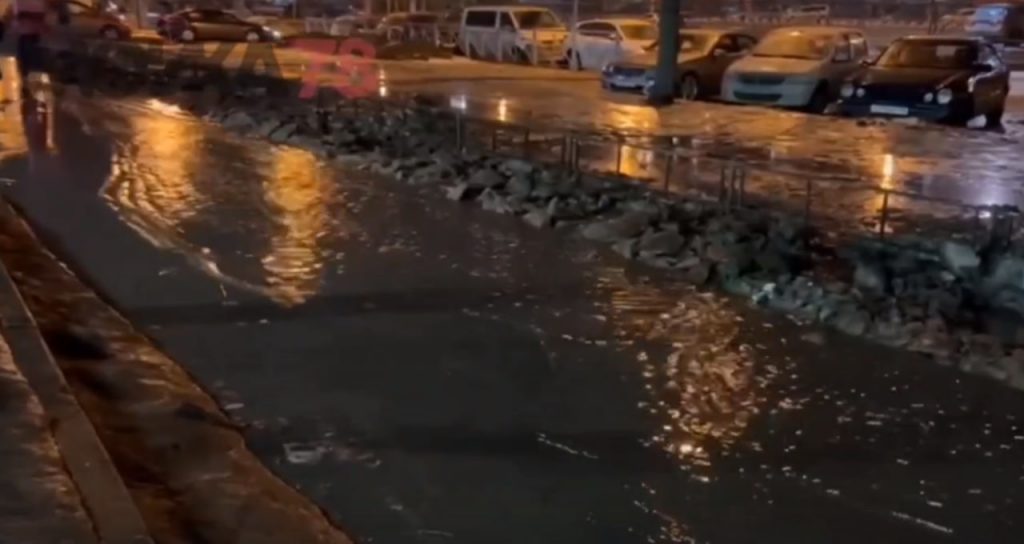 По улице Хошимина потекла река