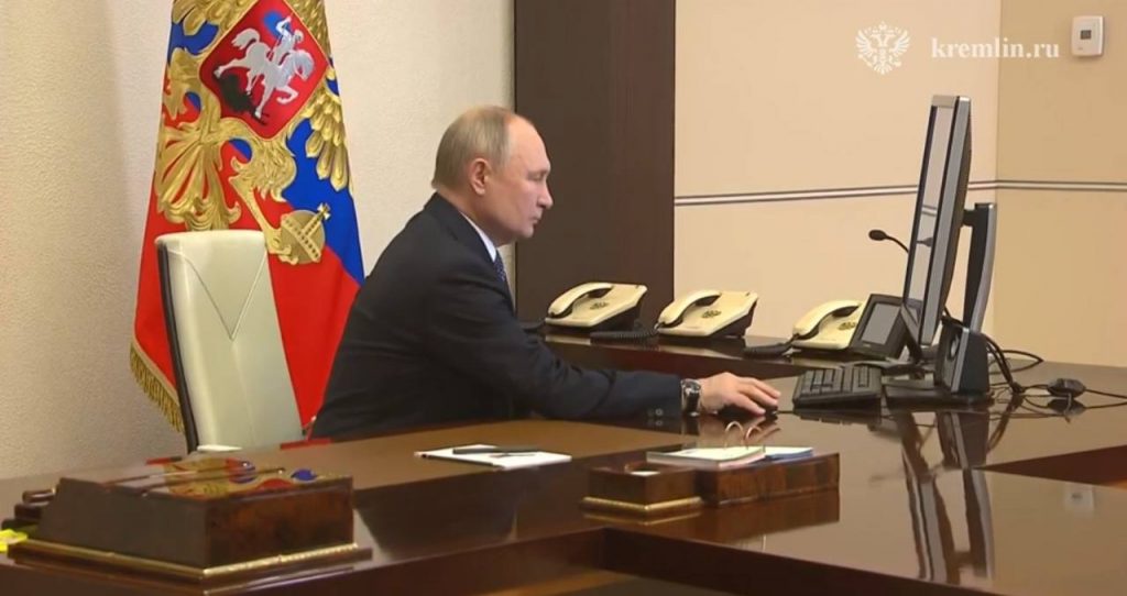Путин проголосовал онлайн и помахал рукой